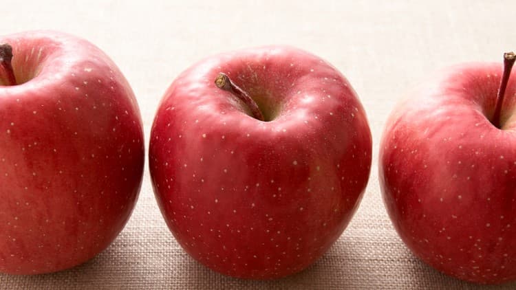 リンゴが３つ並んでいるイメージ画像