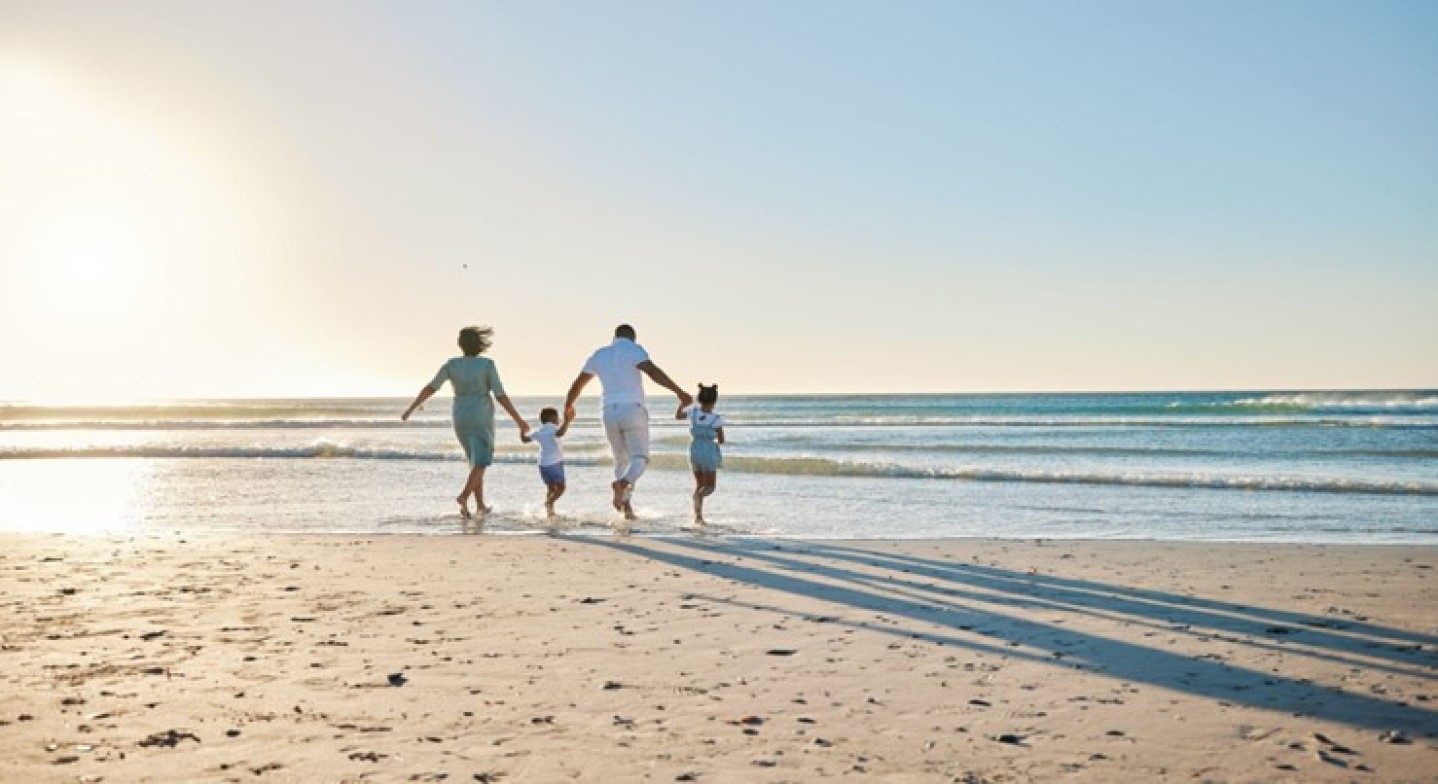 家族が砂浜を歩くイメージ画像