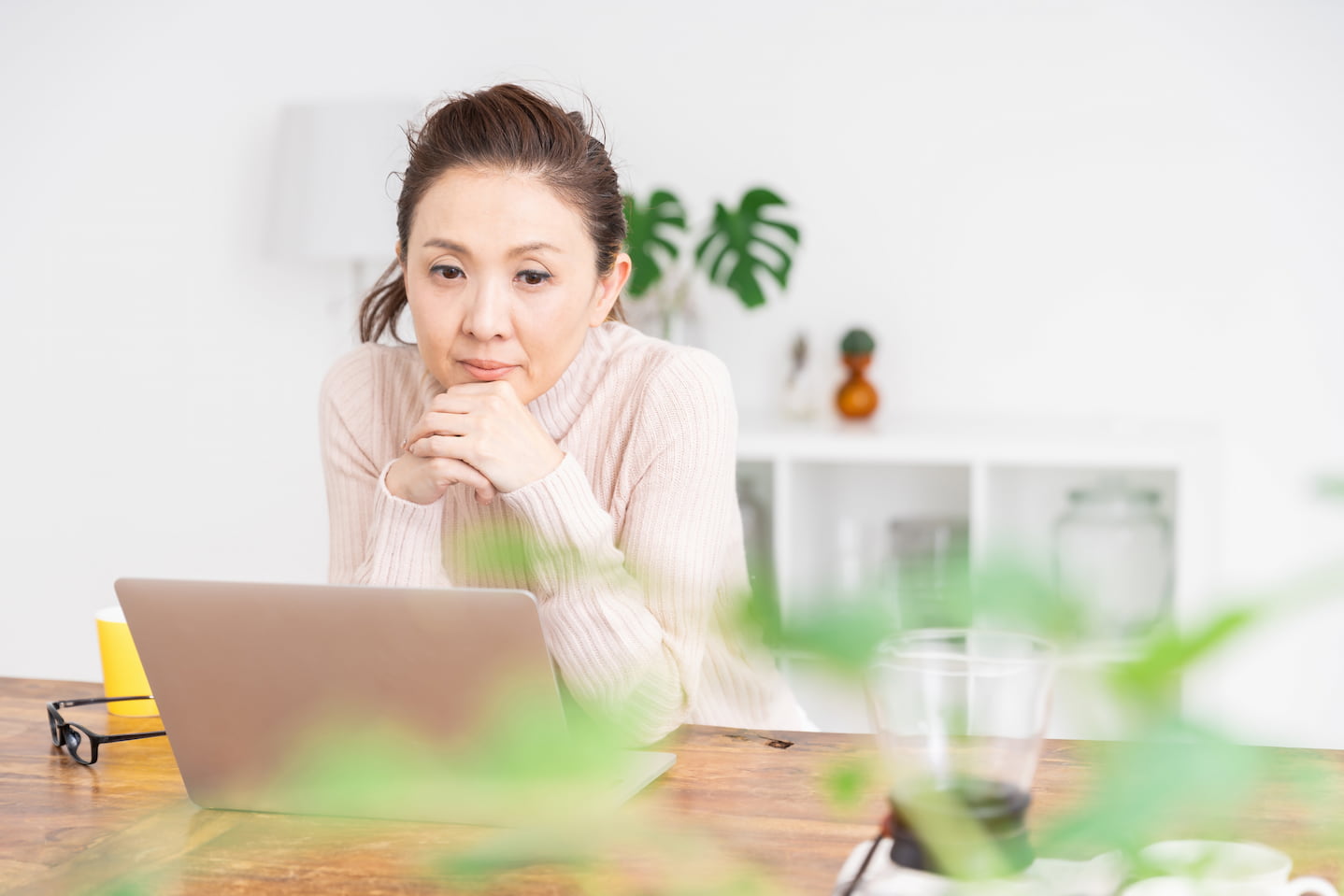 女性がパソコンを見ているイメージ画像