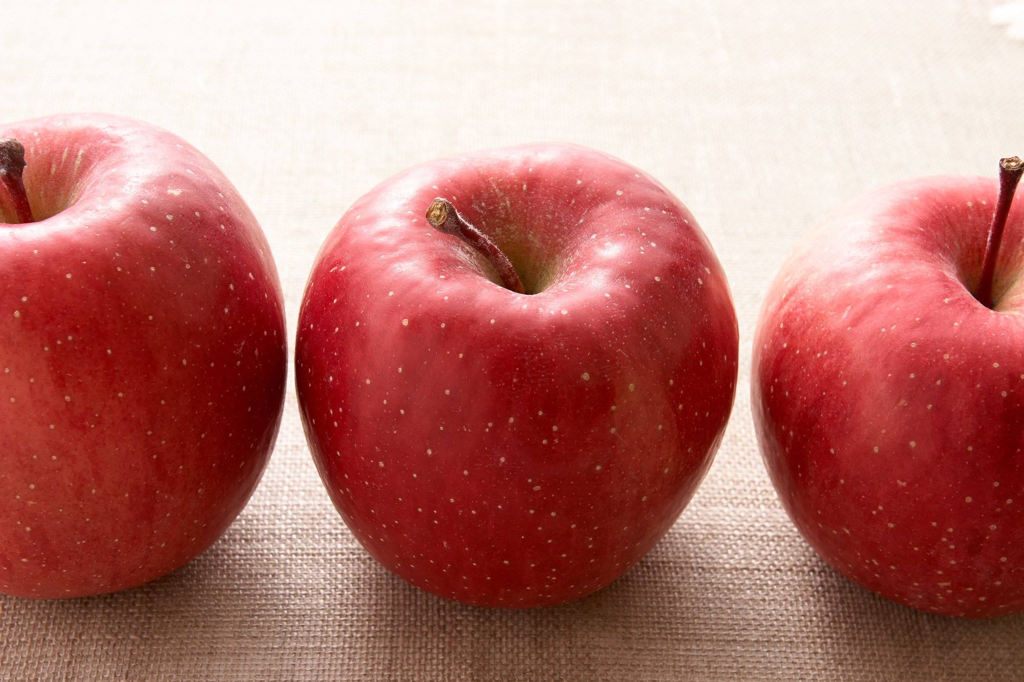 リンゴが3つ並んでいるイメージ画像