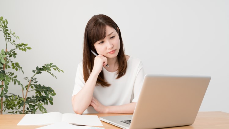 女性が悩むイメージ画像