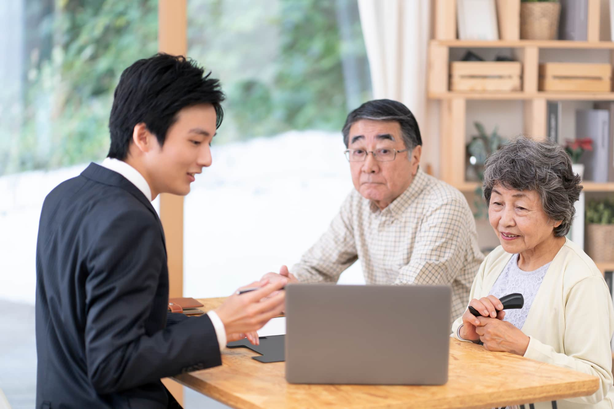 老夫婦が説明を受けている様子の画像