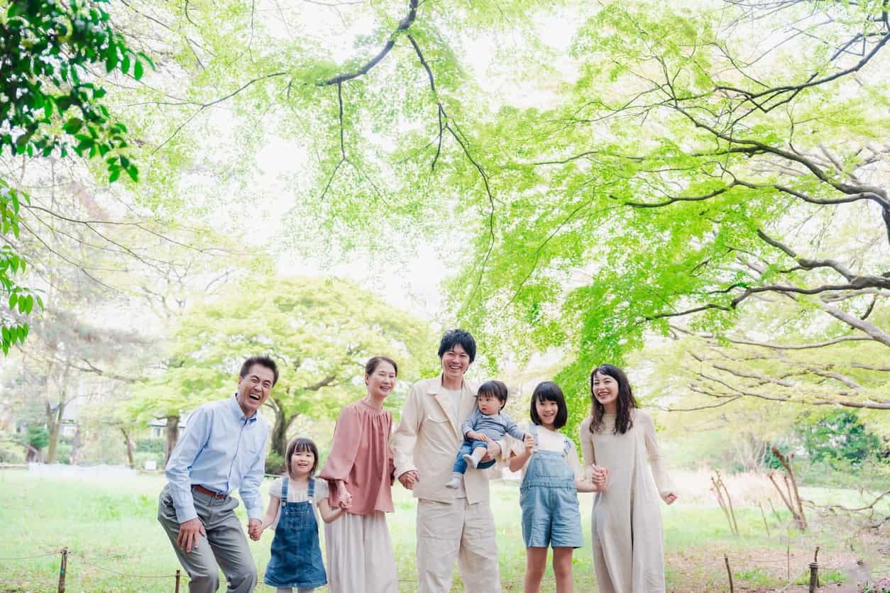 3世代の家族が並んでいるイメージ画像