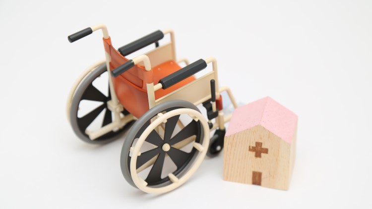 おもちゃの車いすと家のイメージ画像