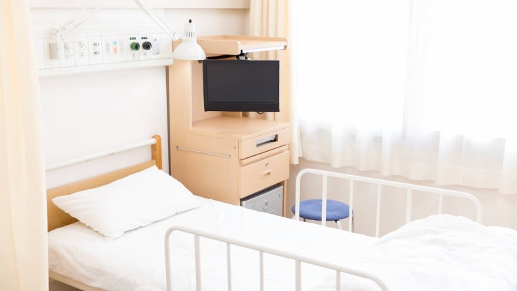 病院のベッドのイメージ画像
