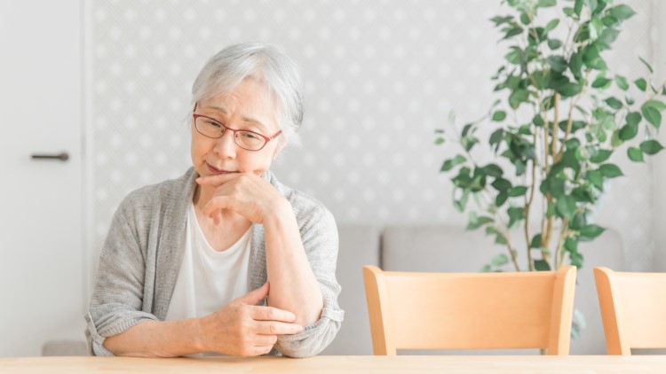 老婦人が悩んでいるイメージ画像