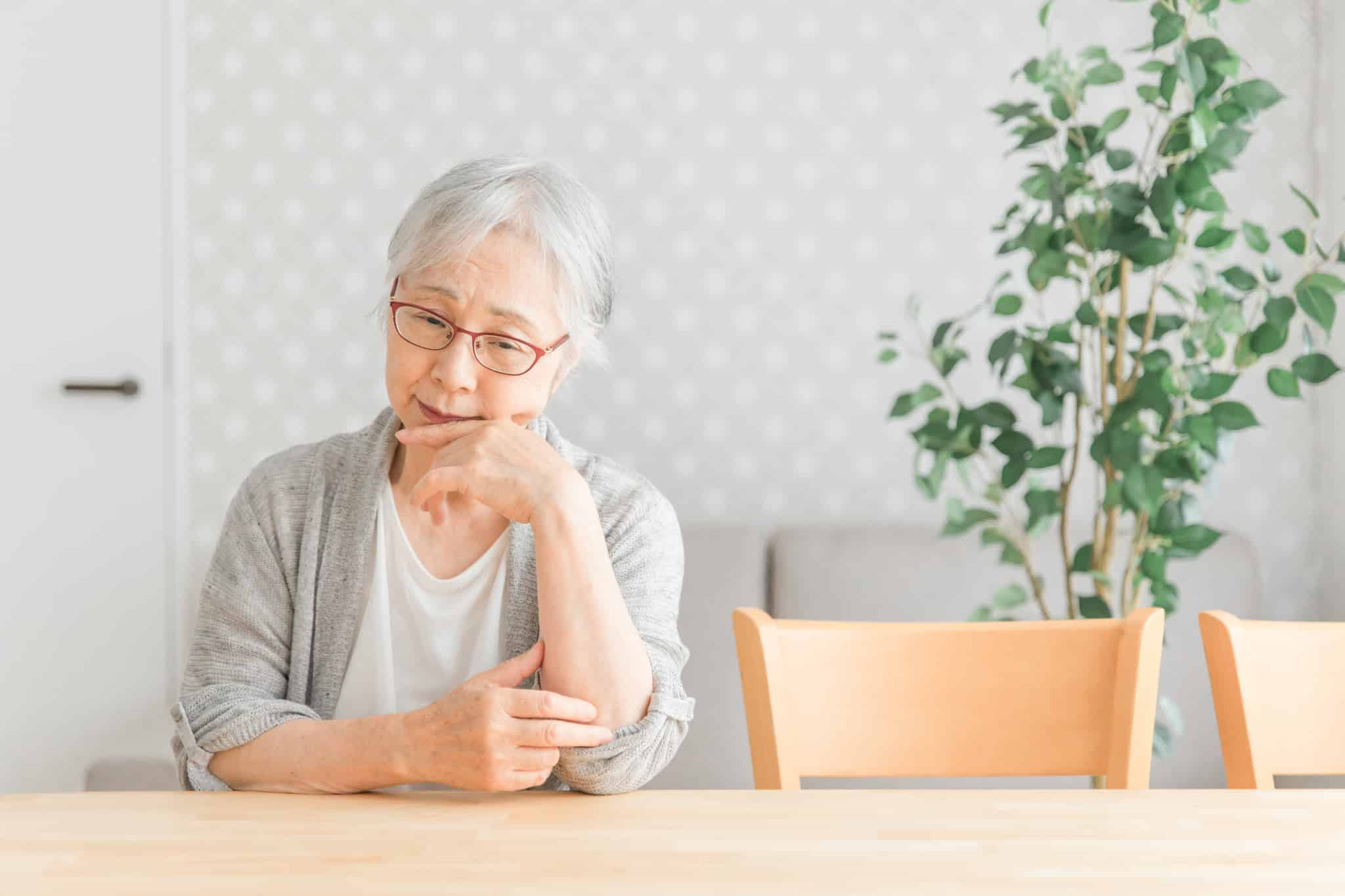 悩んでいる恒例の女性の画像