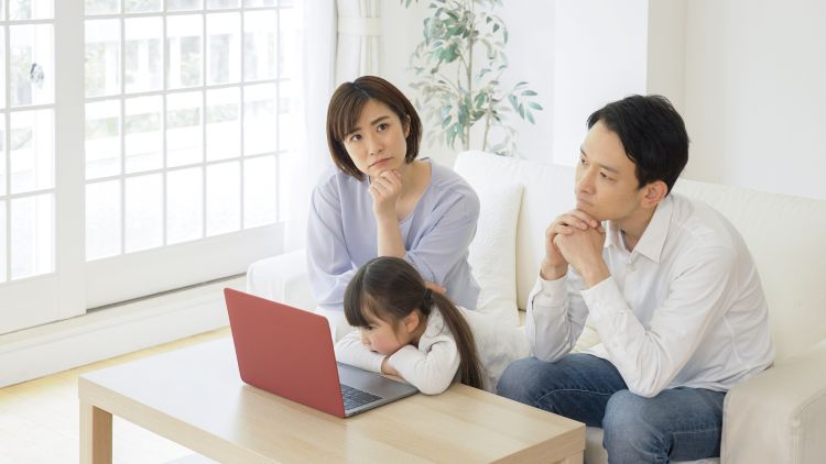 親子が考えているイメージ画像