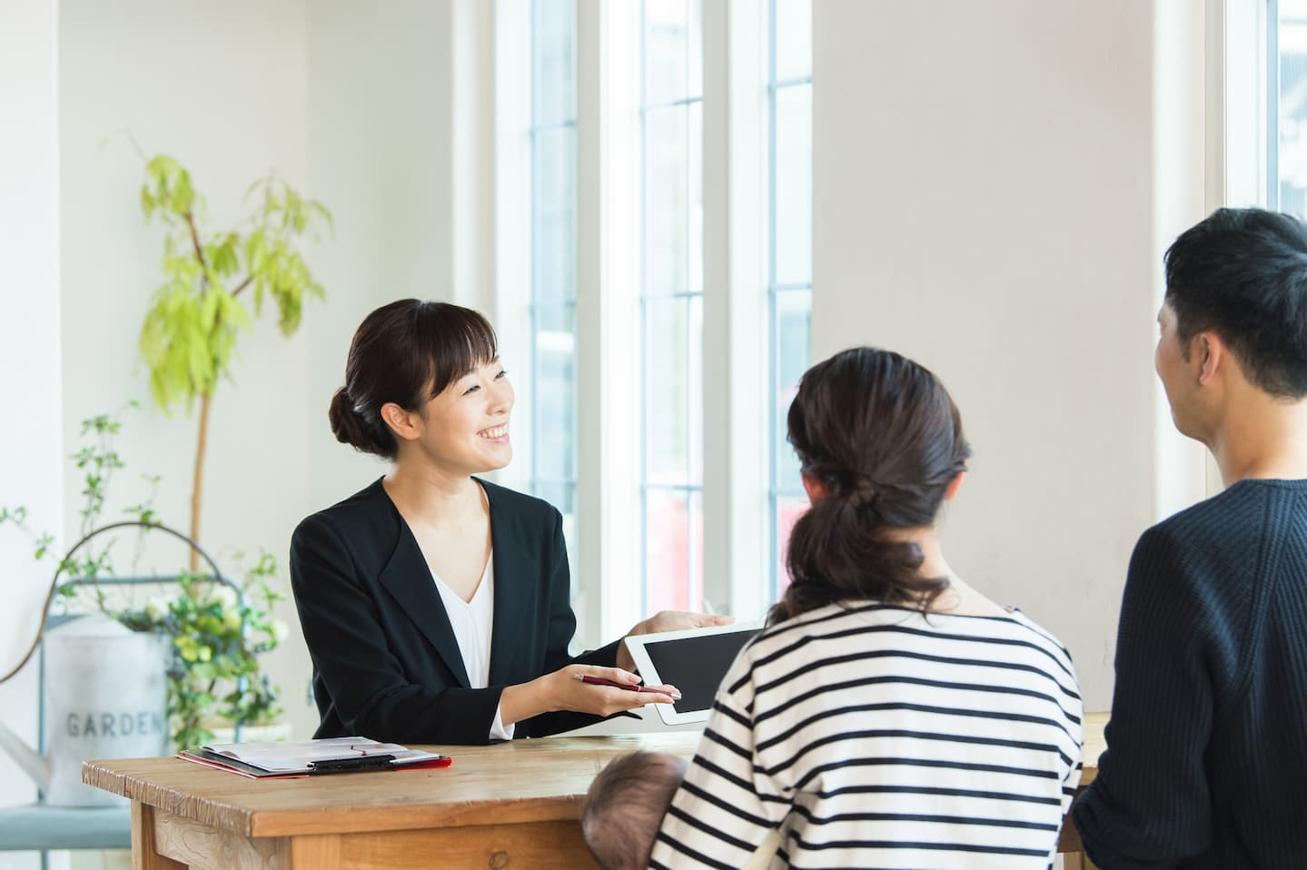 夫婦が女性に相談しているイメージ画像