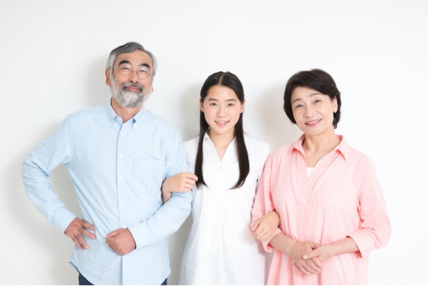 父母子が腕を組んでいる画像