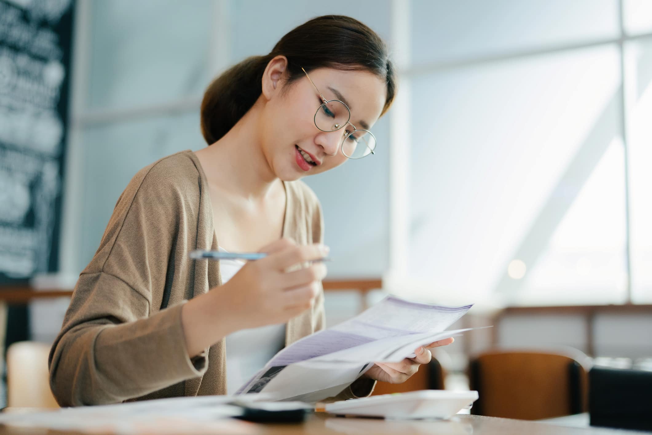 女性が書類を読んでいるイメージ