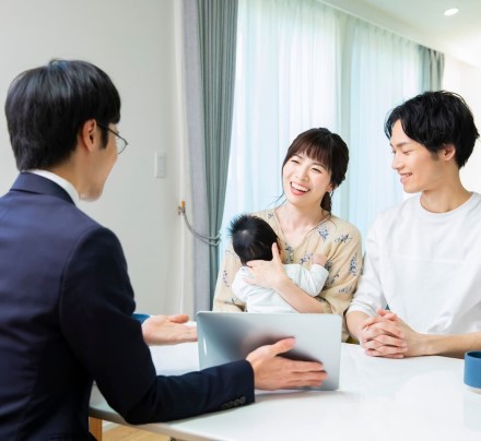 家族が相談しているイメージ画像