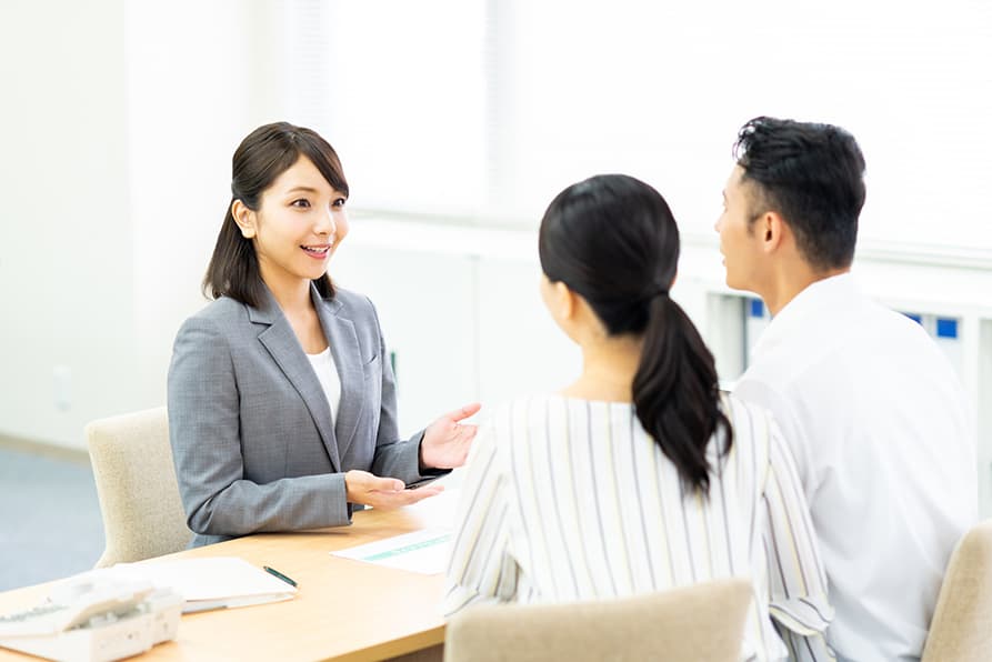 ライフプランナーが夫婦に保険の説明をしているイメージ画像