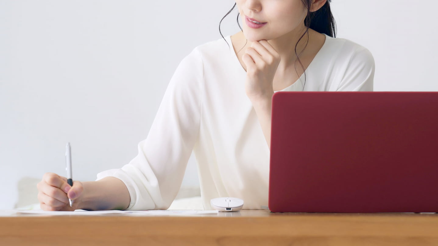書類に記入する女性の画像