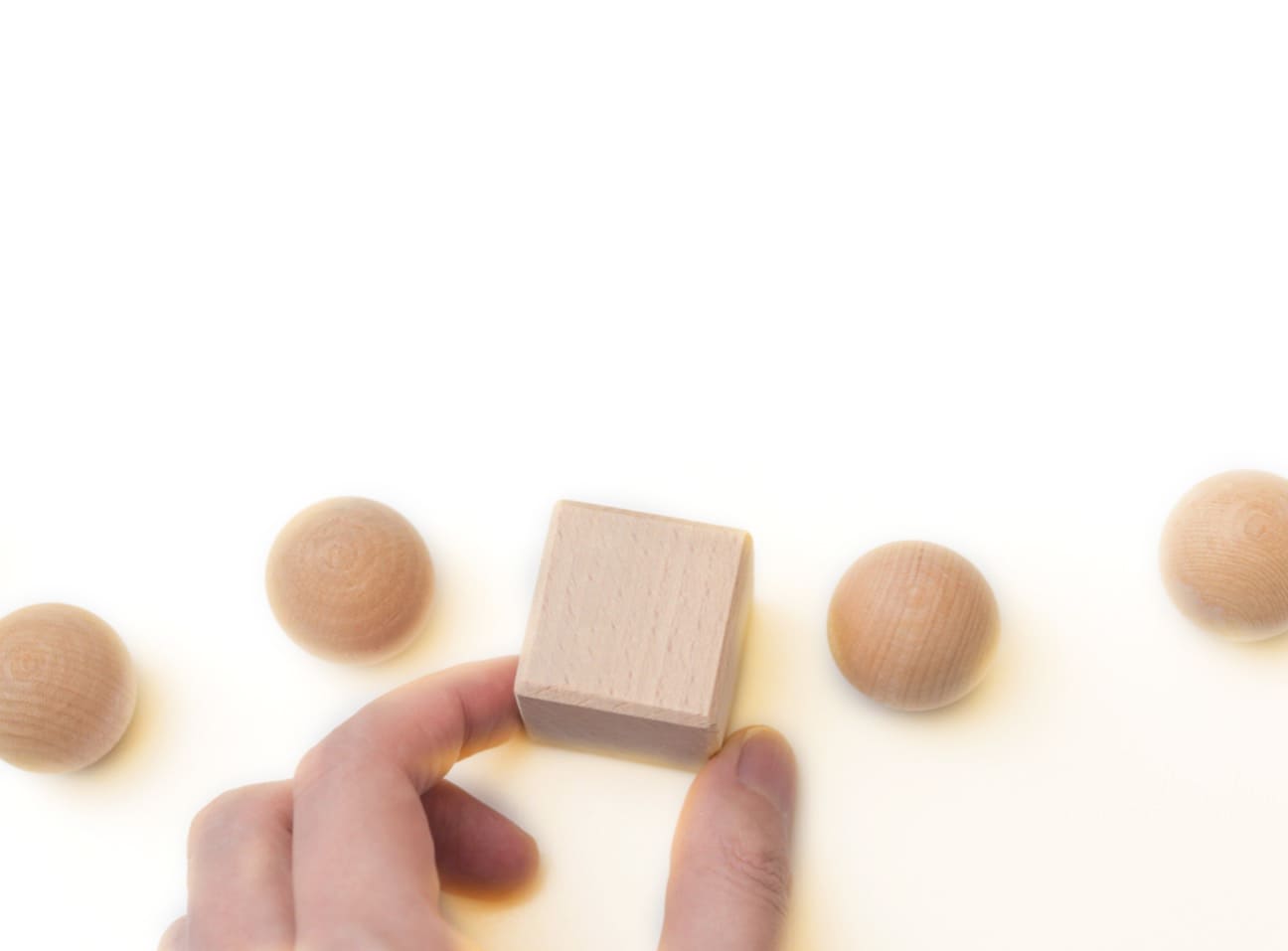 ブロックを選んで積み上げている画像