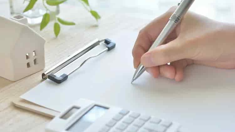 書類を記入しているのイメージ