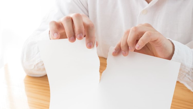 書類を破くイメージ画像