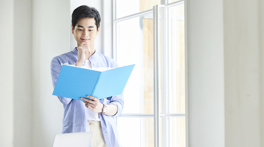 保険について考える若い男性のイメージ画像