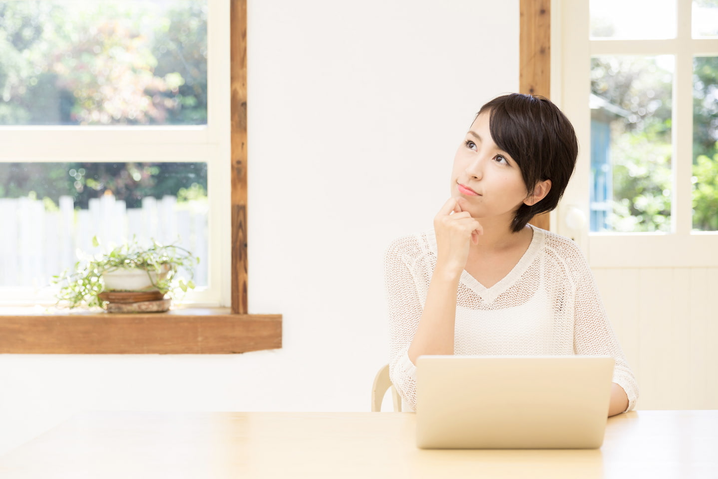 保険選びに悩む女性のイメージ画像