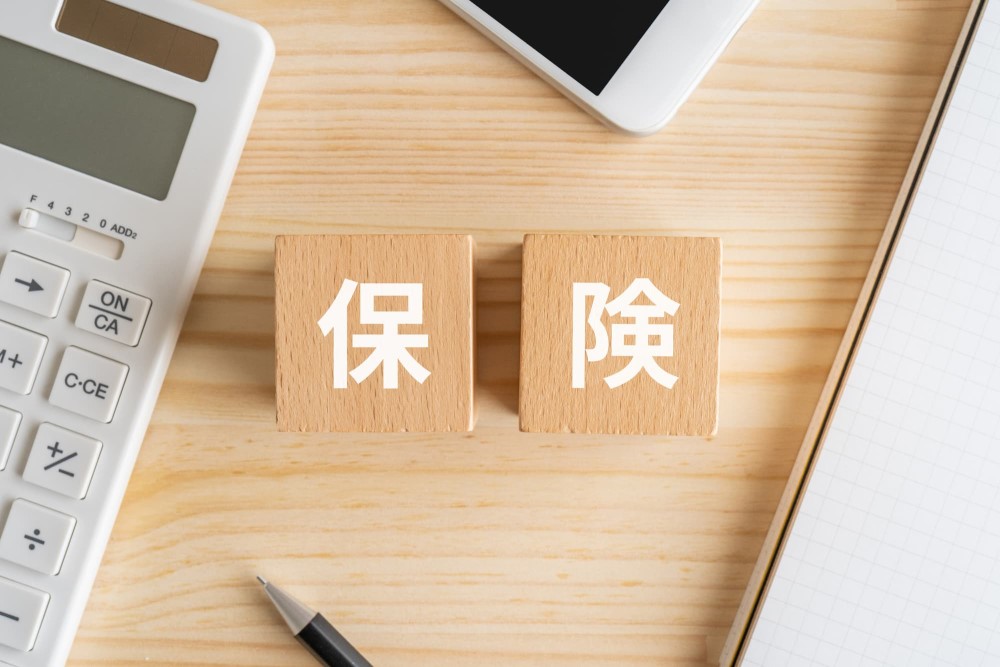 保険の文字が机の上にあるイメージ