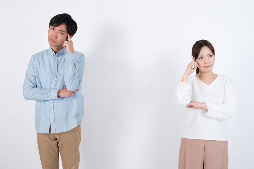 男性と女性が並んで悩んでいる様子のイメージ画像