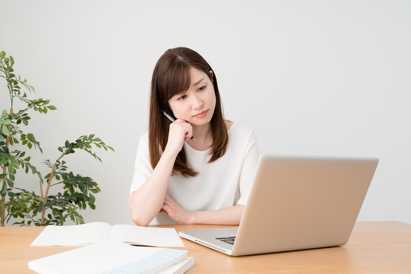 女性が悩んでいるイメージ画像